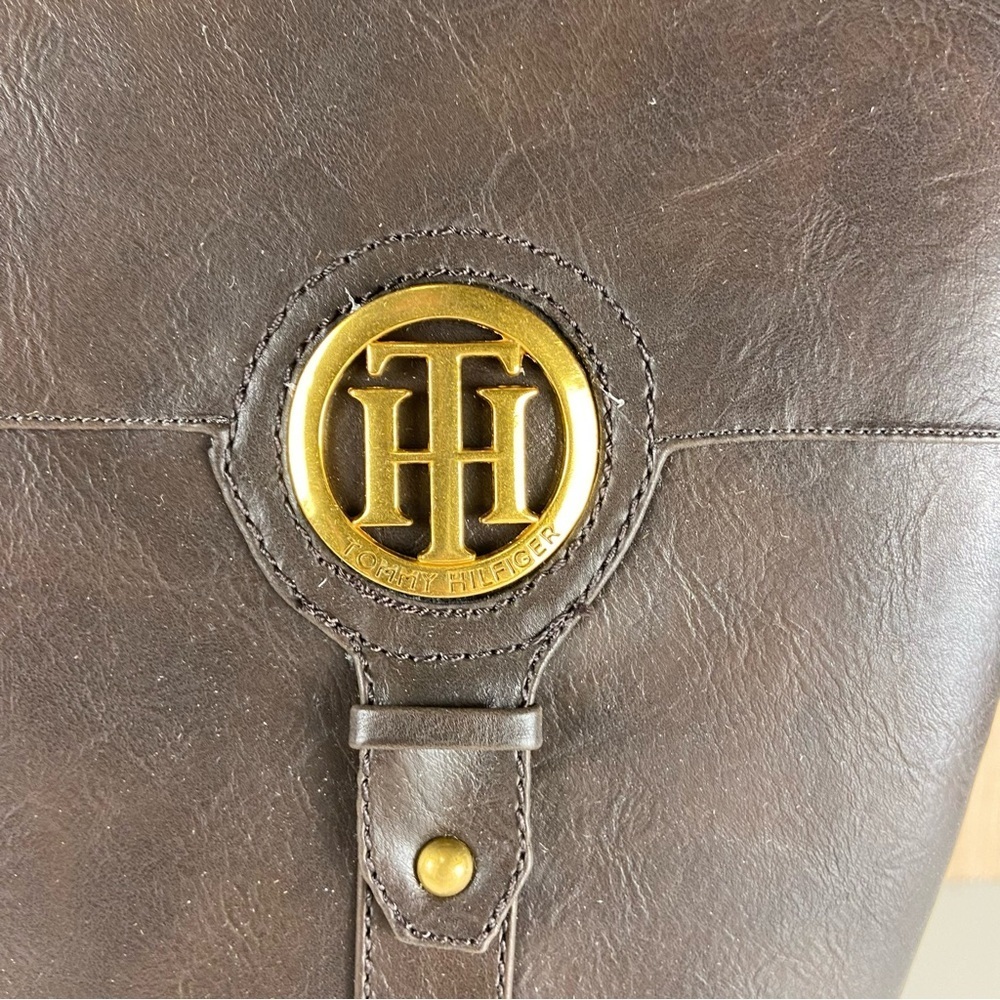 Tommy Hilfiger Twilia2 Wide Calf Riding Boots 6.5 Brown Gold Logo NIB - Picture 3 of 8
